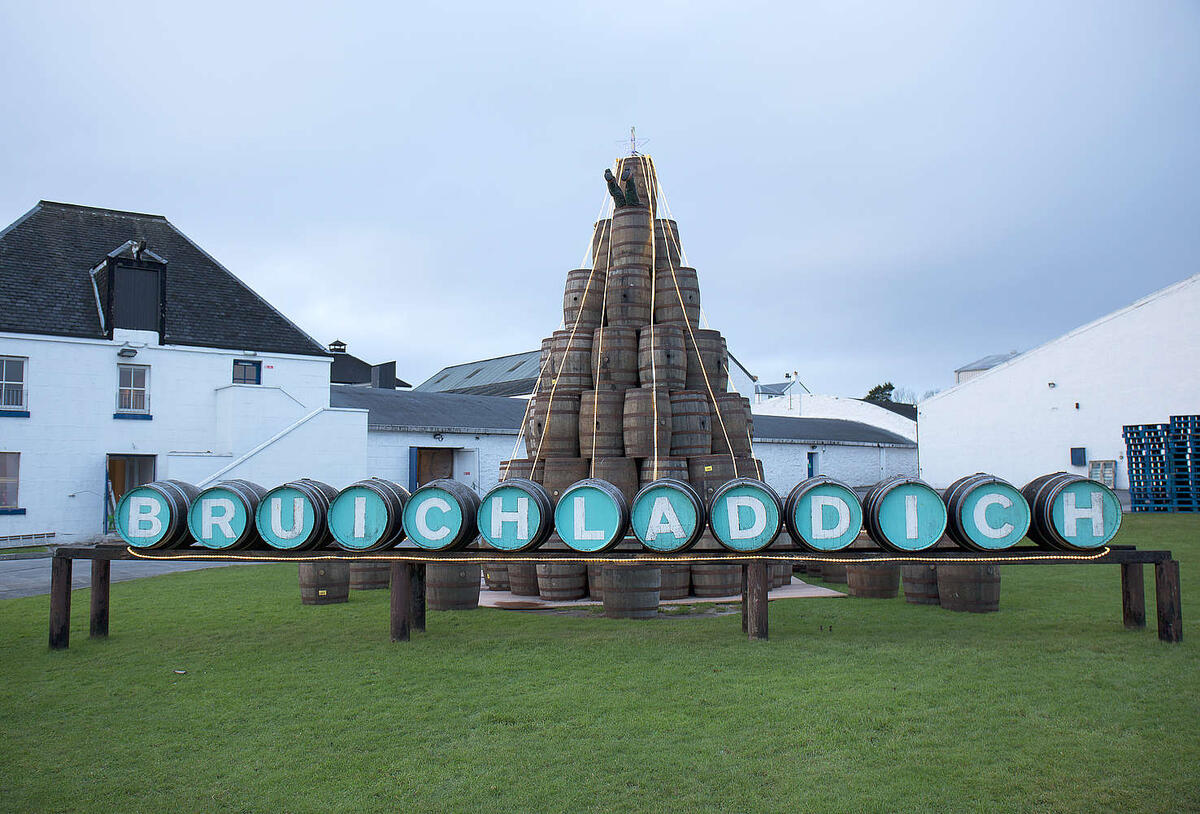 Обратите внимание, что бочки покрашены в фирменный цвет Bruichladdich. Фотография взята с просторов интернета.