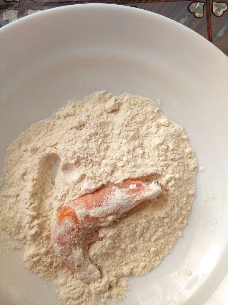 Шаг 2. Обваляли креветки в муке 