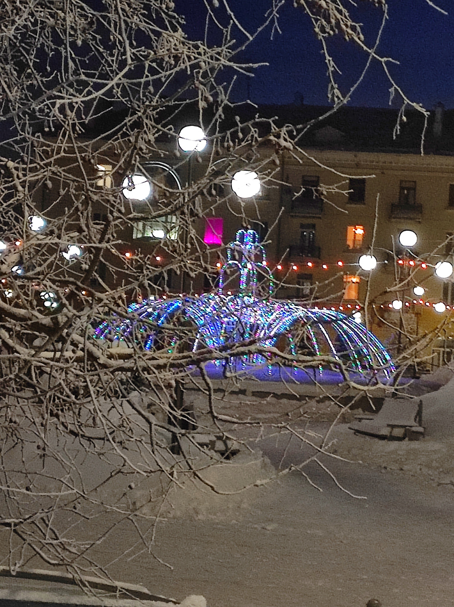 Фонтан даже в мороз работает 