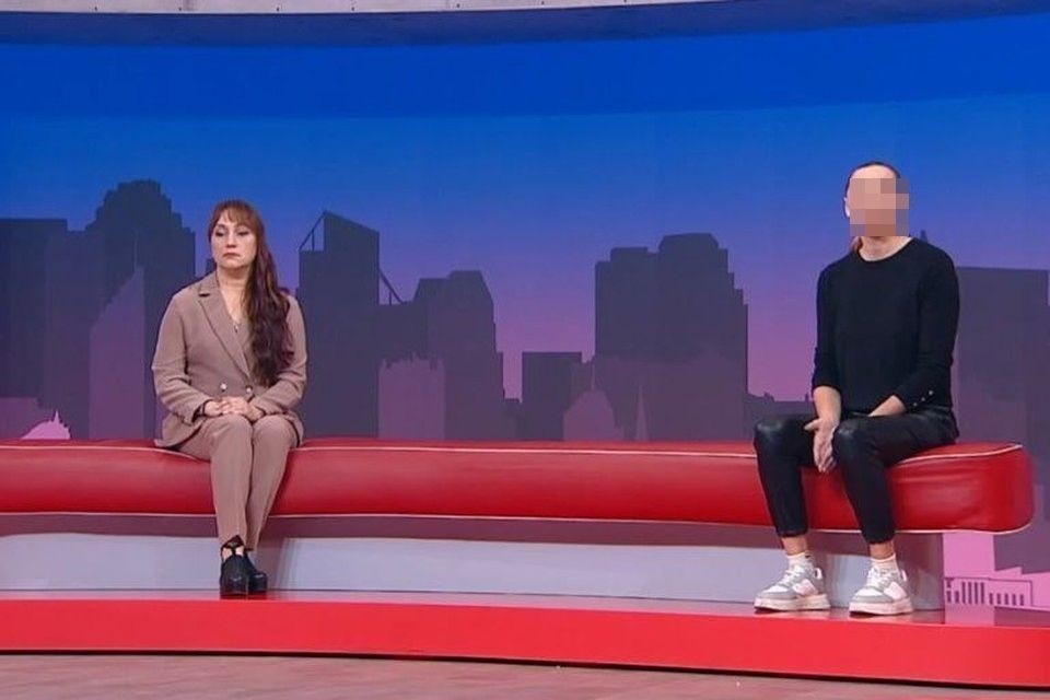    Мама щкольника (справа) отрицает обвинения других родителей. Фото: Кадр из шоу «Мужское/Женское»