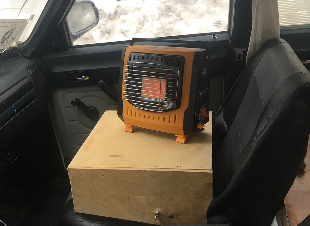 Обогреватель на специальной складной подставке в «Волге»