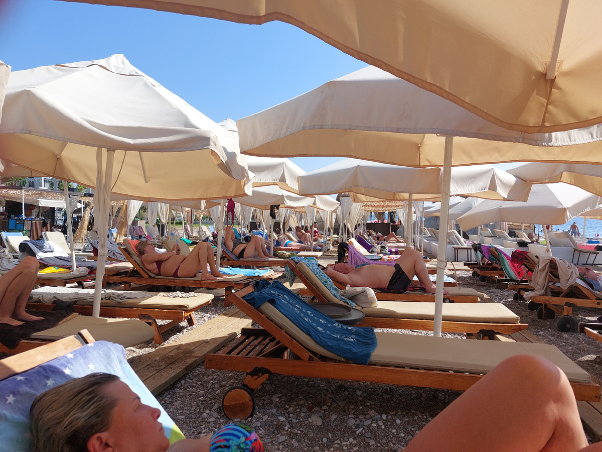 Пляж и лежаки отеля Акрополь