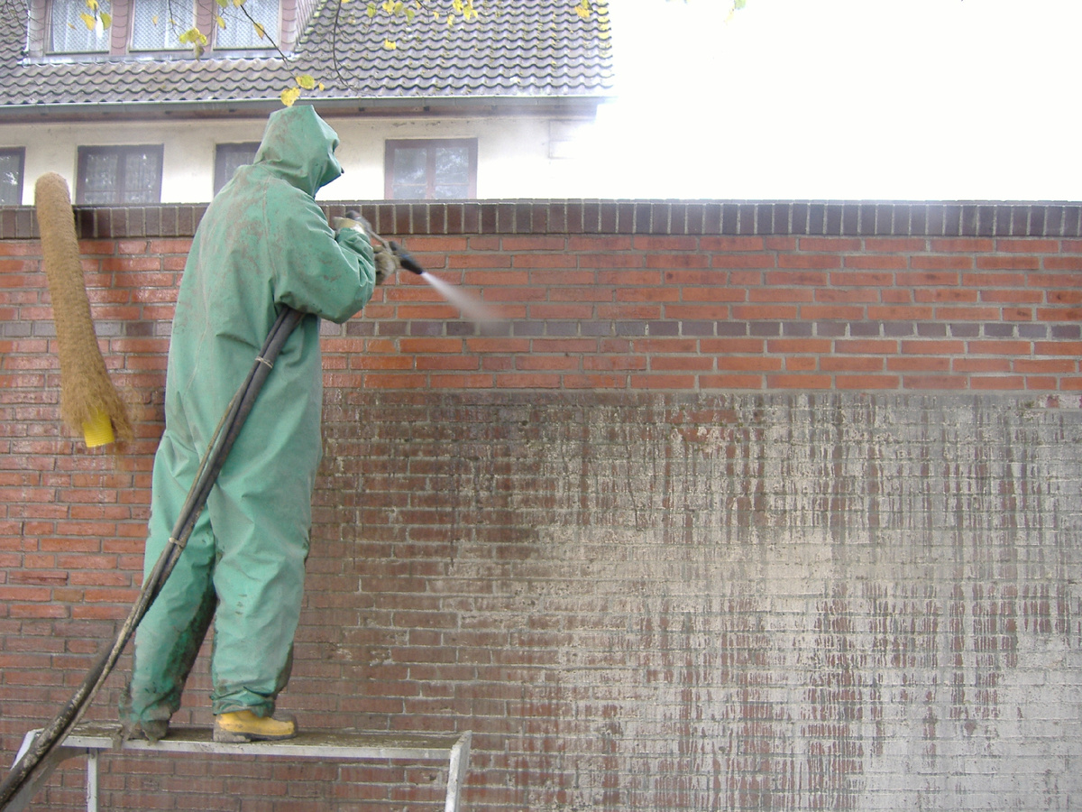 на фото: пескоструйная очистка фасадов