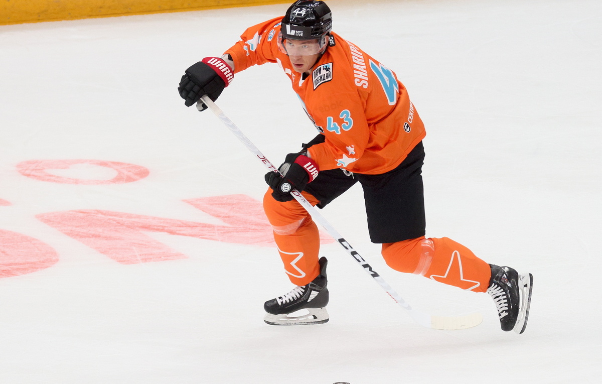    Защитник "Авангарда" Дамир Шарипзянов   Александр Щербак/ТАСС