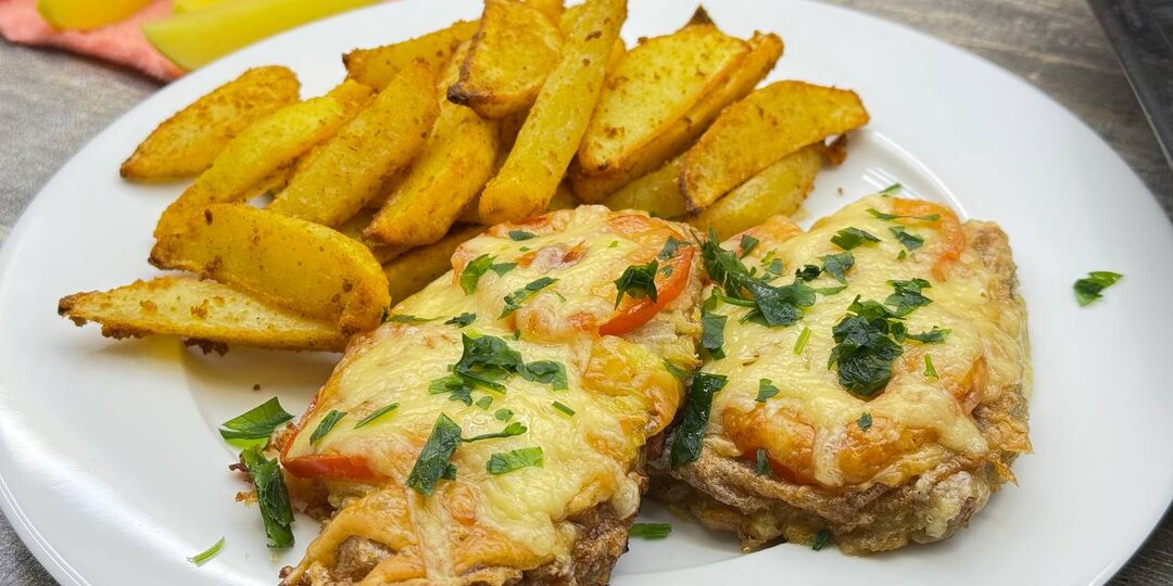 Мясо под сыром и хрустящий картофель — простой рецепт для всей семьи