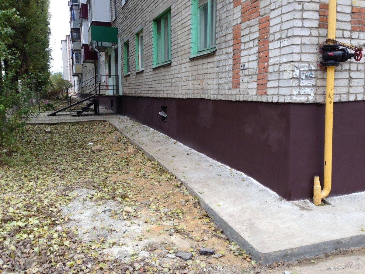 На фото: ремонт отмостки
