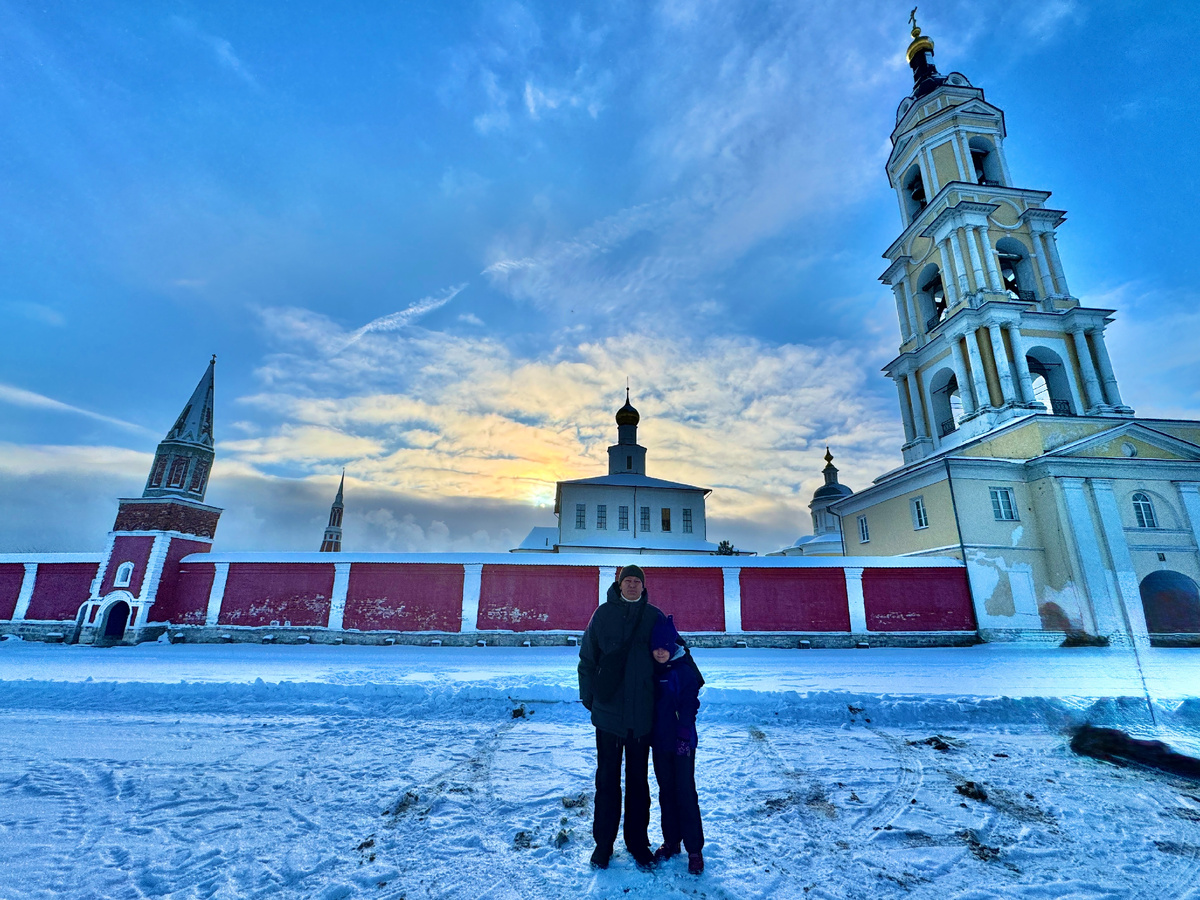 У стен монастыря. Фото автора.