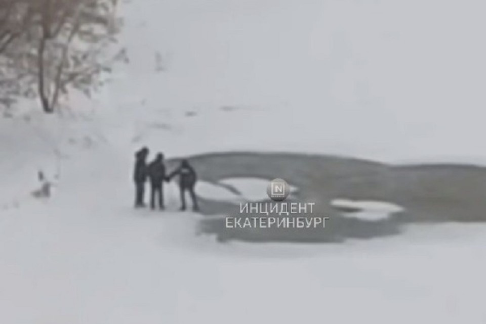    Компания подростков вышла на лед. Фото: скриншот видео