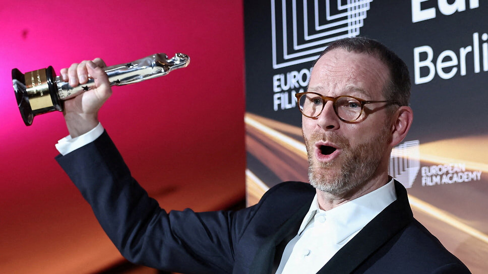 Режиссер Йоаким Триер с наградой за фильм «Сентиментальная ценность».📷Фото: Nadja Wohlleben / Reuters