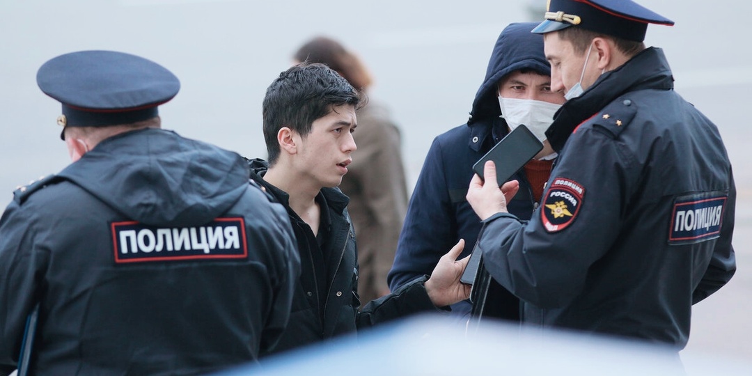 Русская Община осводила девочку в ТЦ во время разборки местных подростков с приезжими