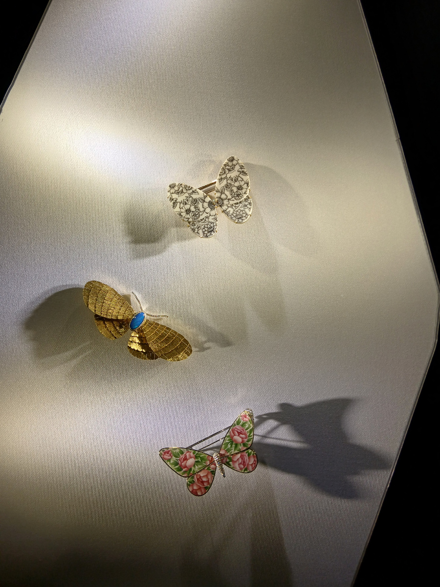 Броши. Золото  кость, опал, бриллианты, эмаль. Литье по выплавляемой модели, резьба по кости, роспись по эмали.