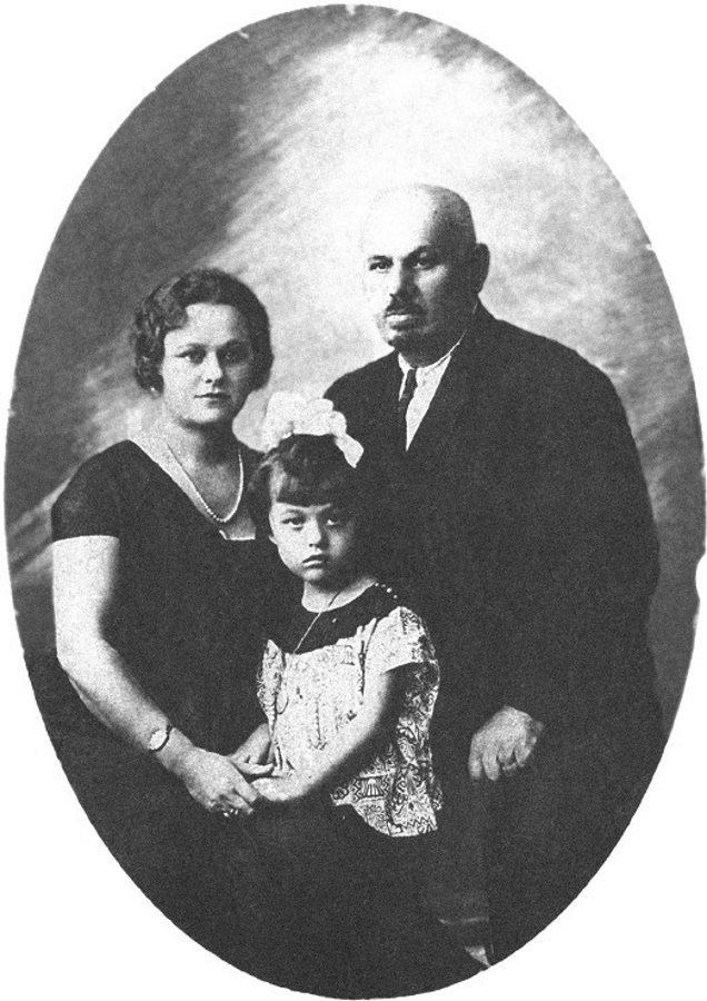 Тамара с матерью Марфой Ивановной и отцом Николаем Павловичем Лисициан. Тбилиси, 1928 год. Источник: Лисициан Т.Н. Нас ломала война…: Из переписки с друзьями: Док. повесть. — М.: Олма-пресс, 2002