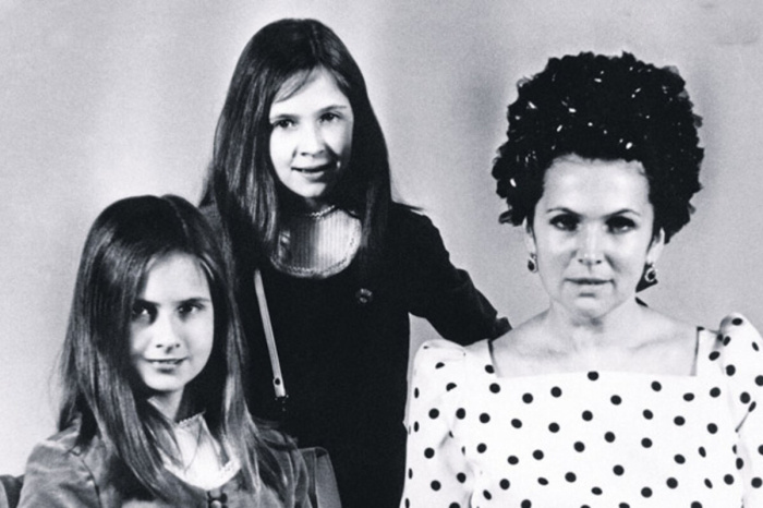 Галина Вишневская с дочерями.