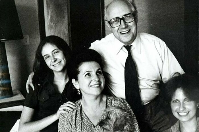 Галина Вишневская и Мстислав Ростропович с дочерями.