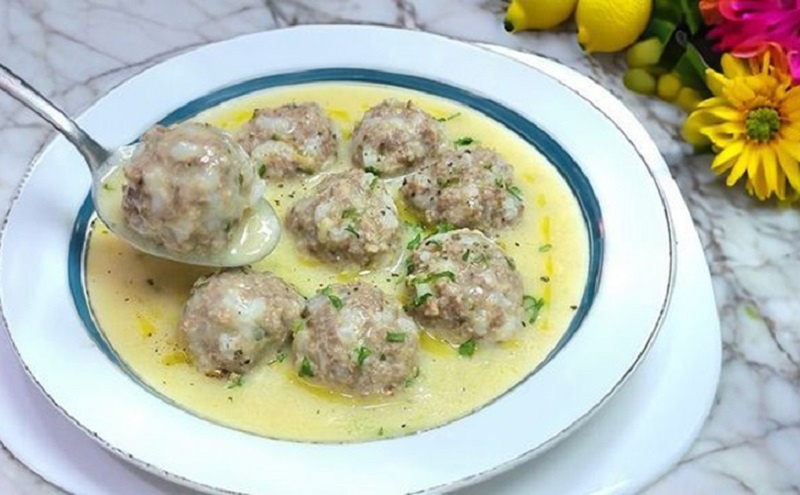 Греческий особый суп: домашние фрикадельки с рисом и лимонным соусом объединяют всю семью