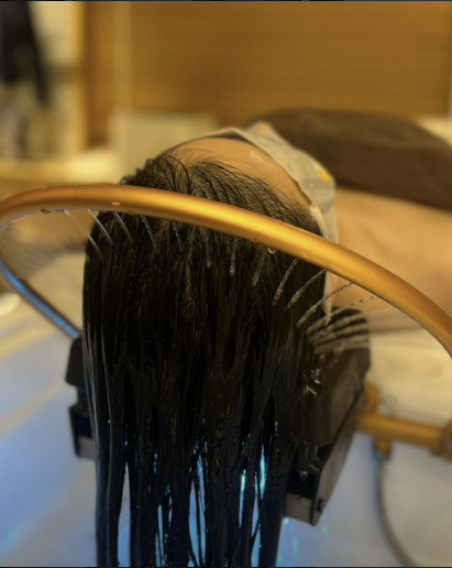 Клиентка проходит уход за кожей головы в корейской клинике (Instagram)