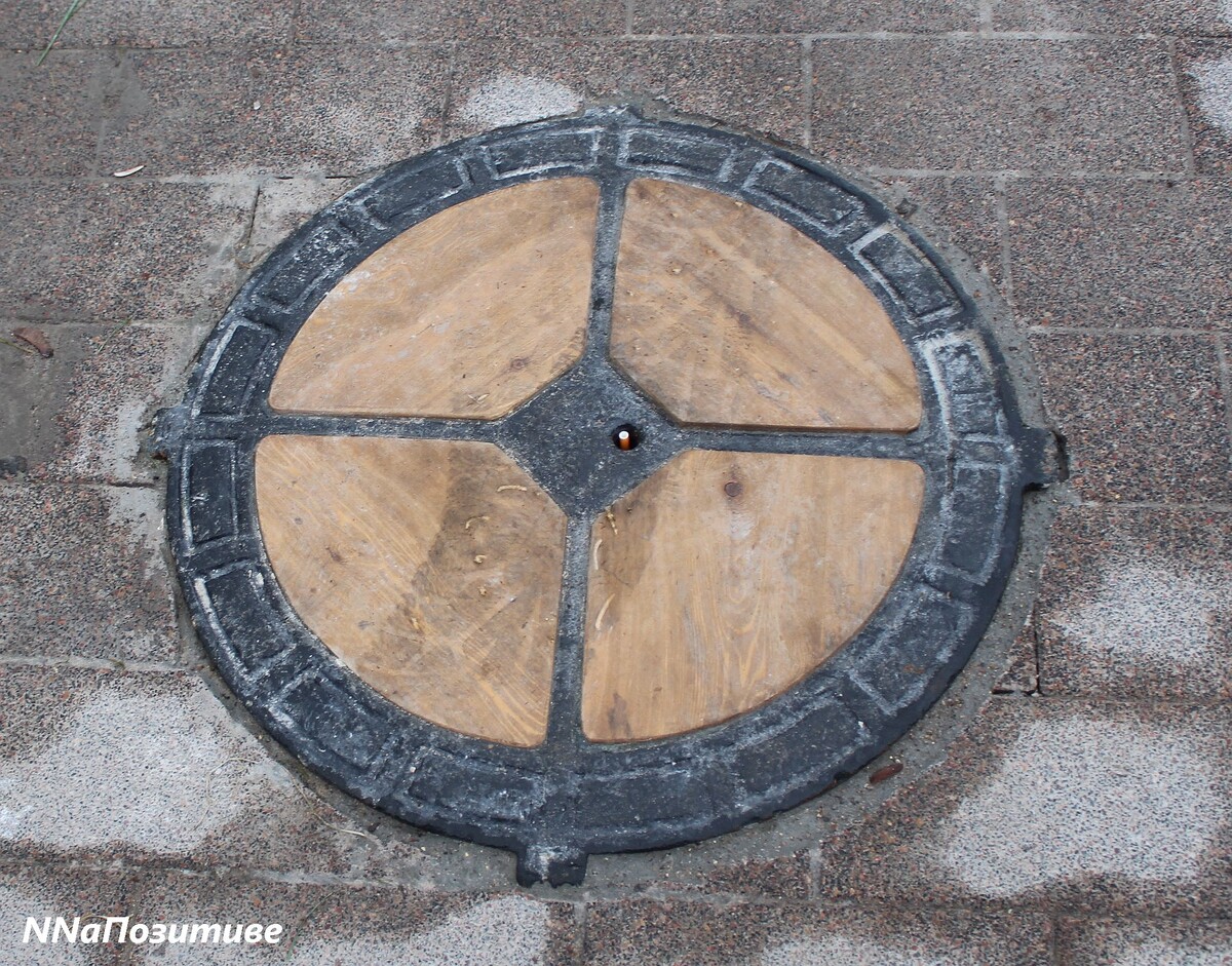 Восстановленный дореволюционный люк-менажница