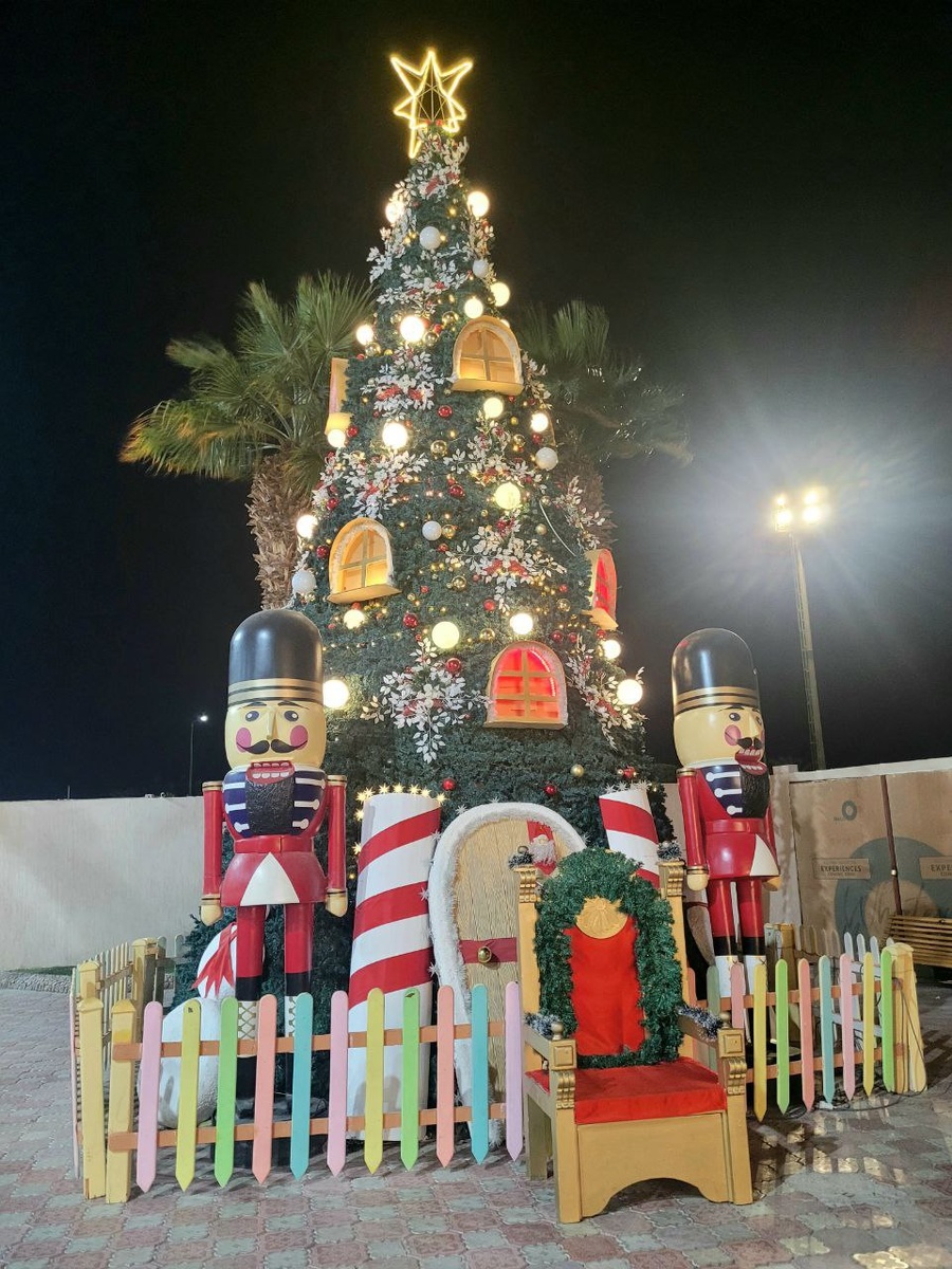 В предверии Нового года в ТЦ нарядили красивую елку