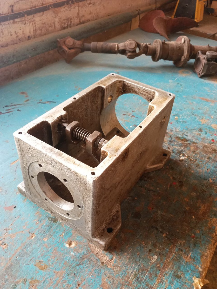 Вымытый картер. Трещин и других критичных повреждений нет.