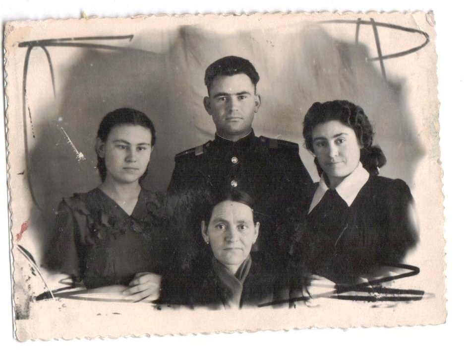 Фото из архива Р. Рыжковой. Евдокия Дмитриевна Рыжковас дочерями и сыном.