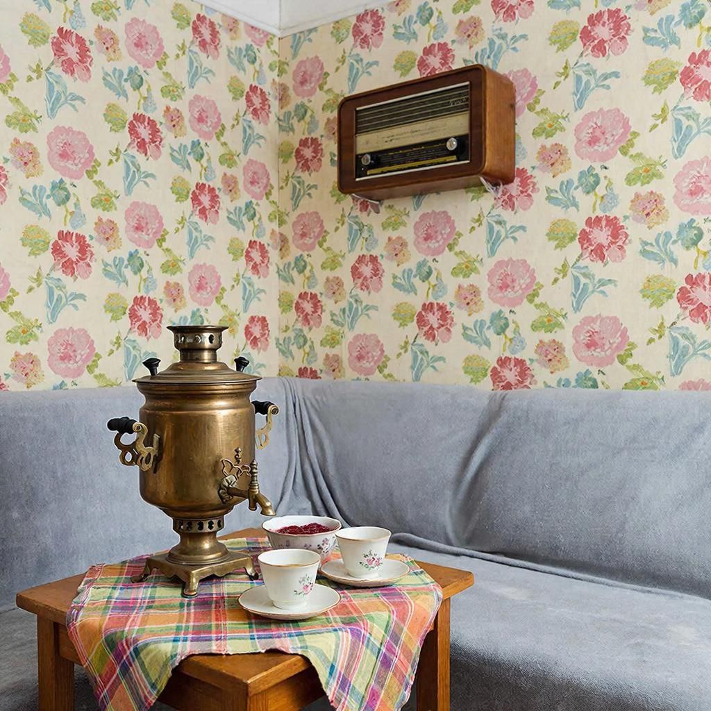 самовары были во многих частных домах, в них было удобно кипятить воду для чая и разогревать для бытовыйх нужд. Газ был не у всех.