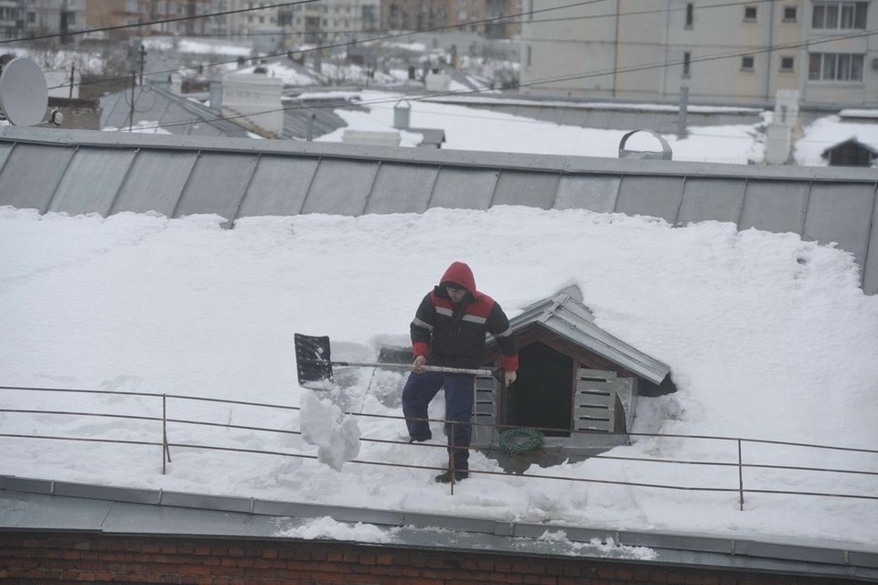    Управляющая компания: Жители дома могли скинуть глыбу льда с крыши в Москве Михаил ФРОЛОВ