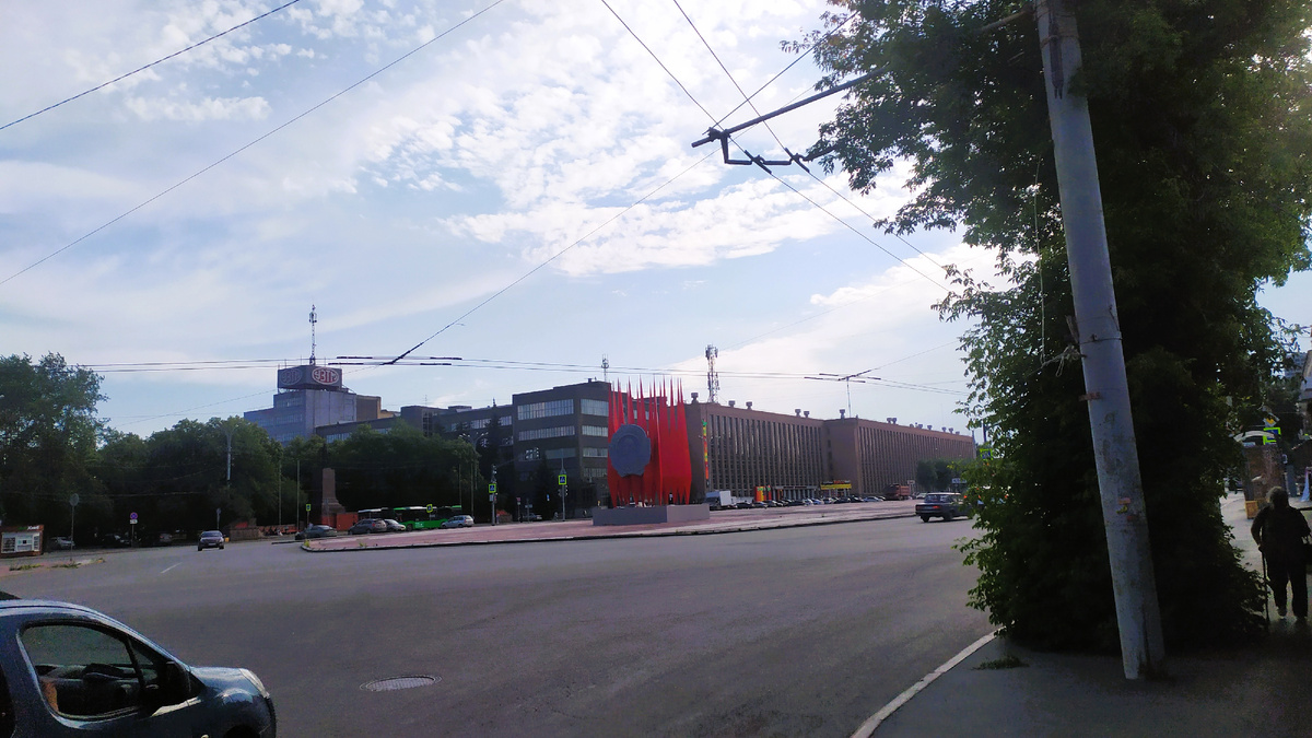  Площадь Первой пятилетки. На заднем плане завод «Уралмаш». Фото автора, лето 2025 г. 