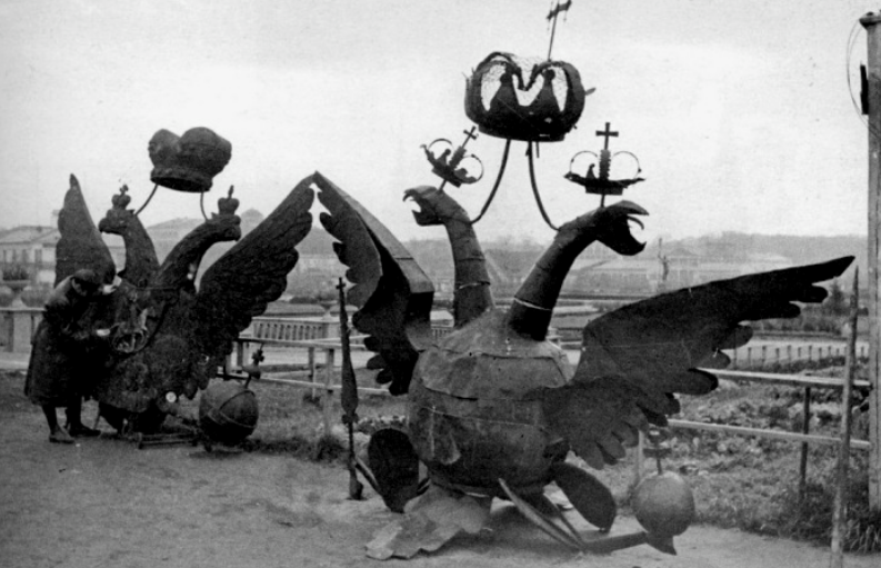 Демонтаж двуглавых орлов