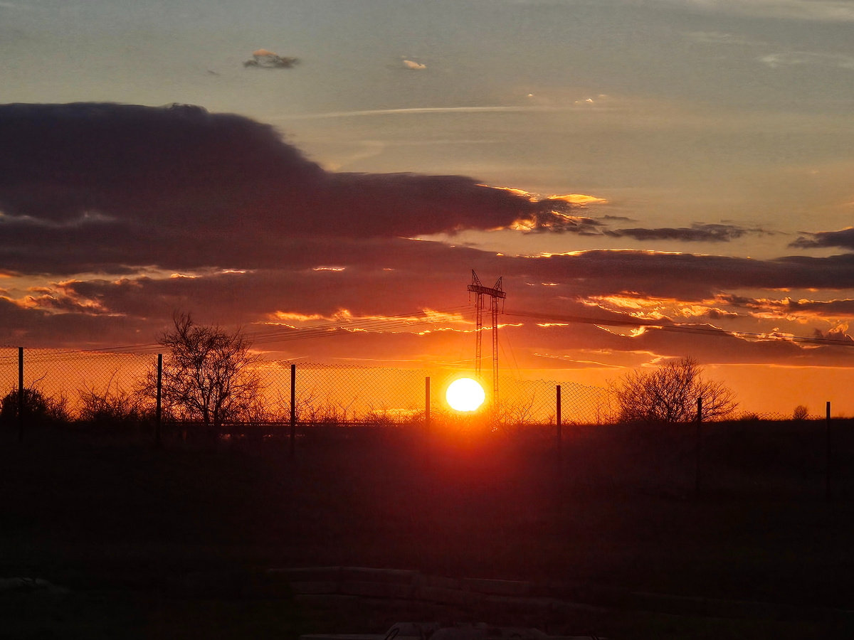 Фото заката сделано на автозаправке недалеко от Варны.
