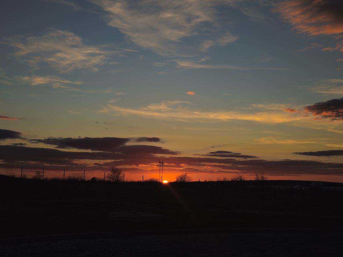 Теплый зимний вечер близ Варны. 15 Января 2026. Днем было 17 градусов тепла.