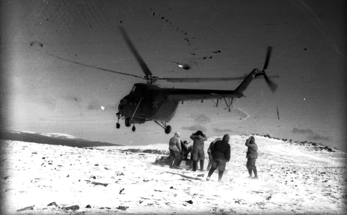 Вертолет над перевалом во время "поисковых работ".