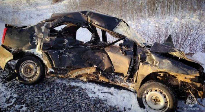 В иномарке, попавшей под мощный удар поезда, никто не выжил: кадры с места трагедии