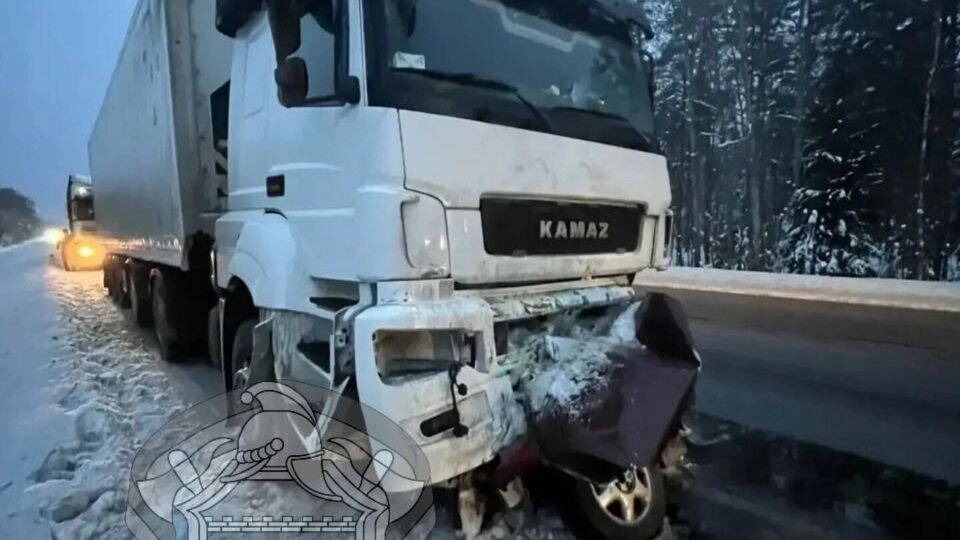 Иномарка улетела под КамАЗ на трассе «Кола»: есть жертвы