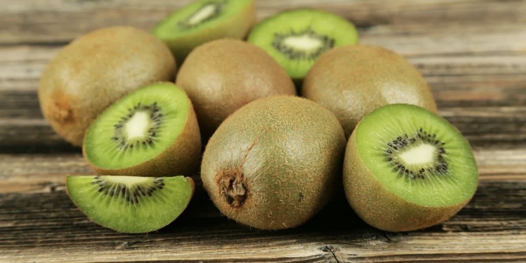 Перестаньте чистить киви! Почему мы годами выбрасывали самую пользу, и как это влияет на ваш кишечник