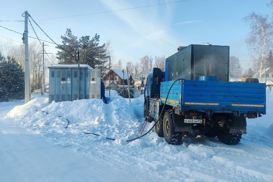    Энергетики помогли собственнику поврежденной линии. Фото: пресс-служба «Россети Новосибирск».