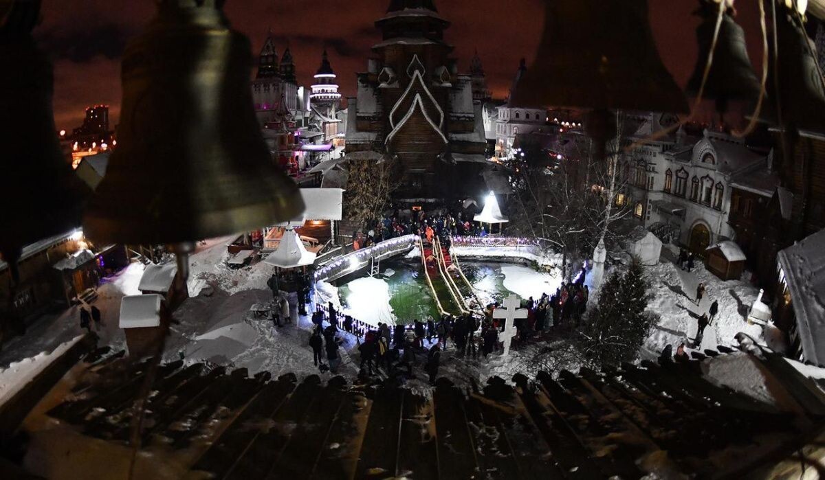     Погружение в купель. Источник: gazeta.ru Автор фото: Михаил Воскресенский