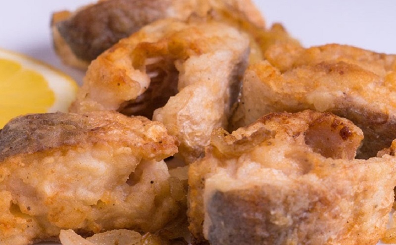 Золотой хек по-еврейски: секреты по-настоящему сочной рыбы на каждый день