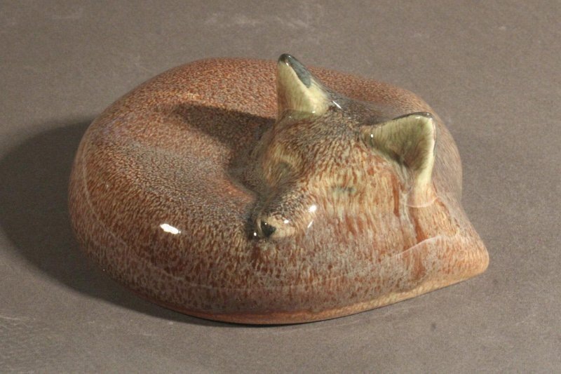 Глеб Садиков. Скульптура «Лисичка». 1960-е. Конаково. Высота 6 см. Всероссийский музей декоративно-прикладного и народного искусства / КФС-762. Госкаталог: 3145013. 