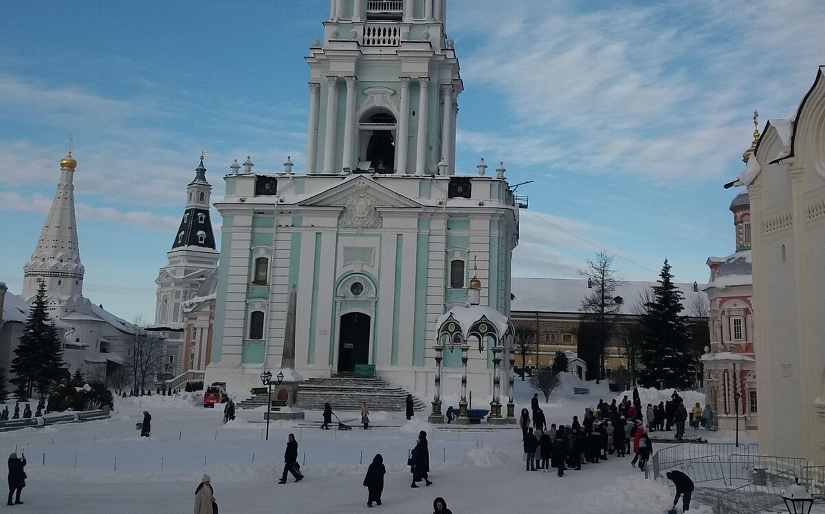 Троице-Сергиева лавра. 19 января 2024 года. Справа - очередь к источнику за Крещенской водой. Из личного архива автора канала
