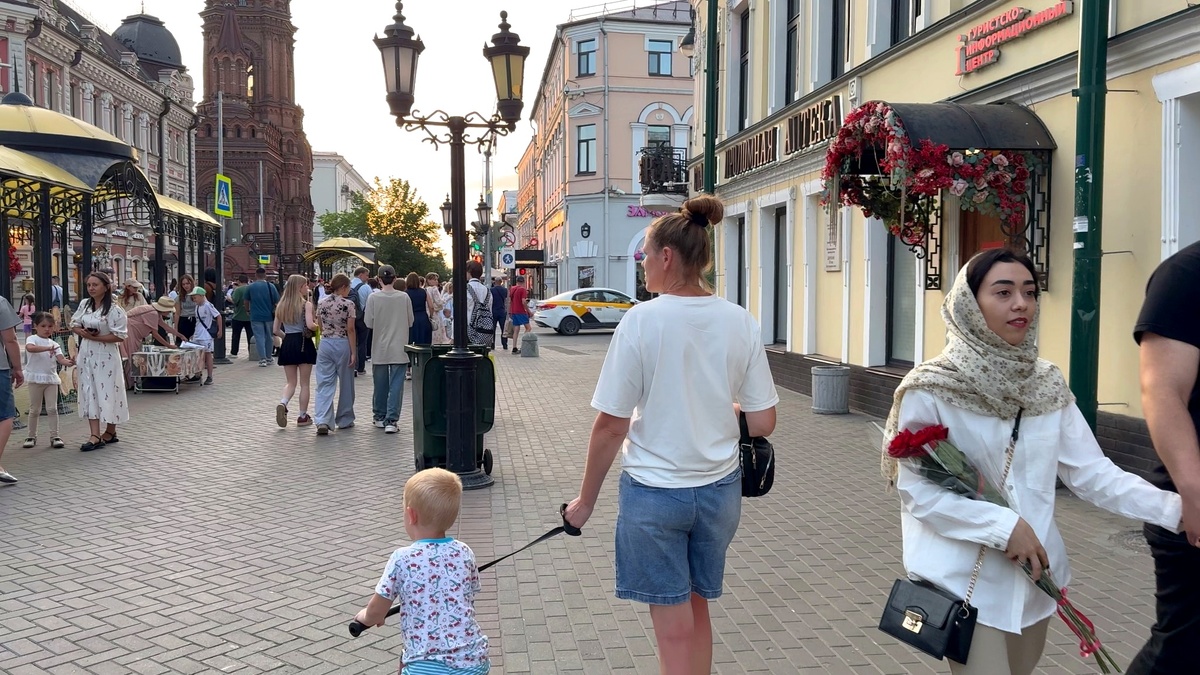 Первое знакомство с Казанью почти всегда начинается с прогулки по центру — и уже здесь становится понятно, что город не укладывается в формат «на одну ночь».