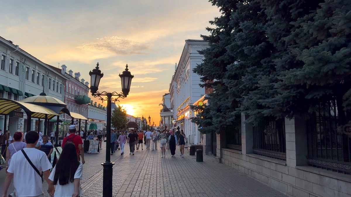 Вечером центр Казани выглядит как туристическая открытка, но это лишь первый слой города.