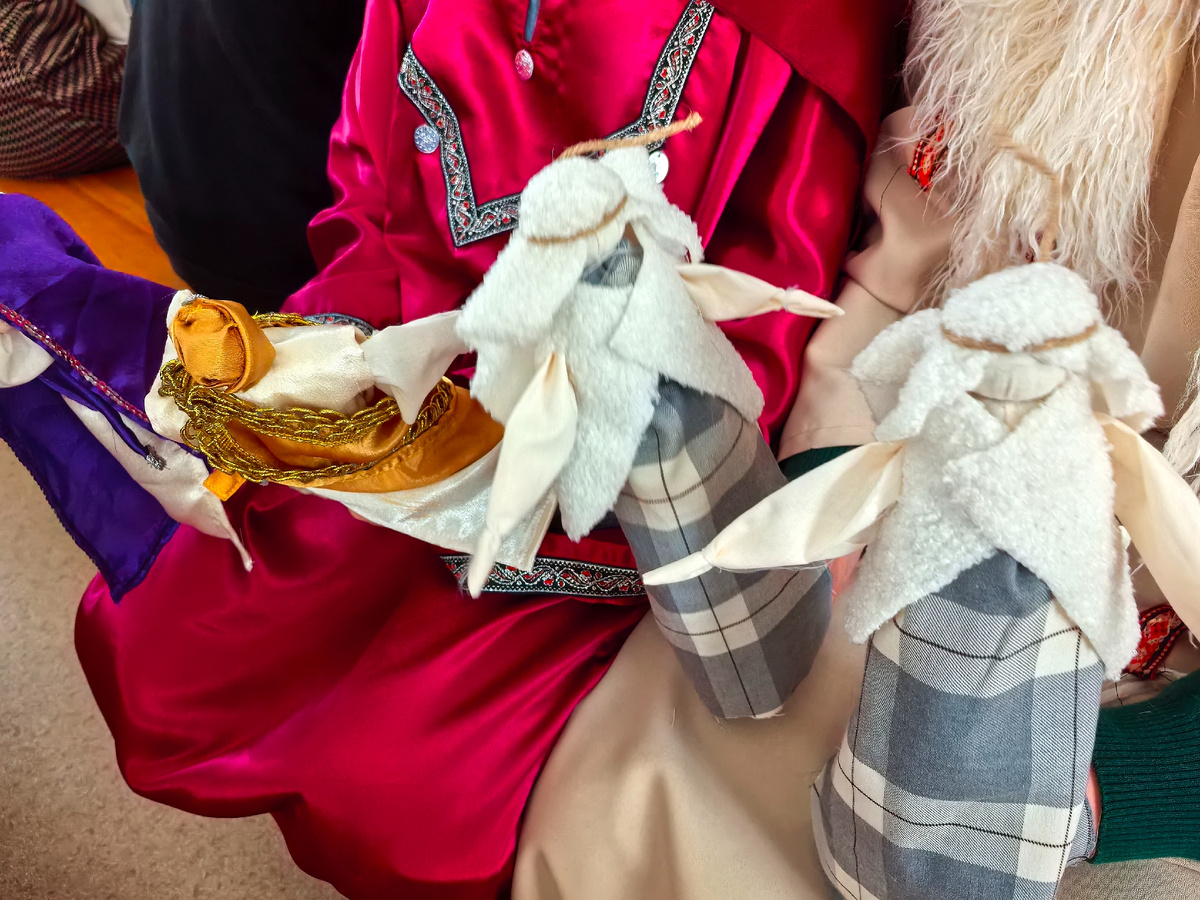 В один из репетиционных дней. Мальчики играют волхвов