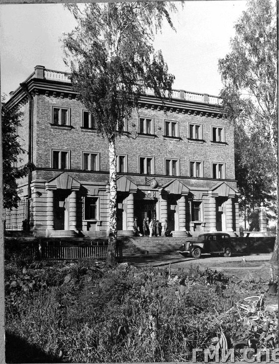 На черно-белом снимке, датированным 1938 годом, запечатлены знаменитые бани на  Ярославском проспекте в Санкт-Петербурге. Это здание, расположенное в Выборгском районе.