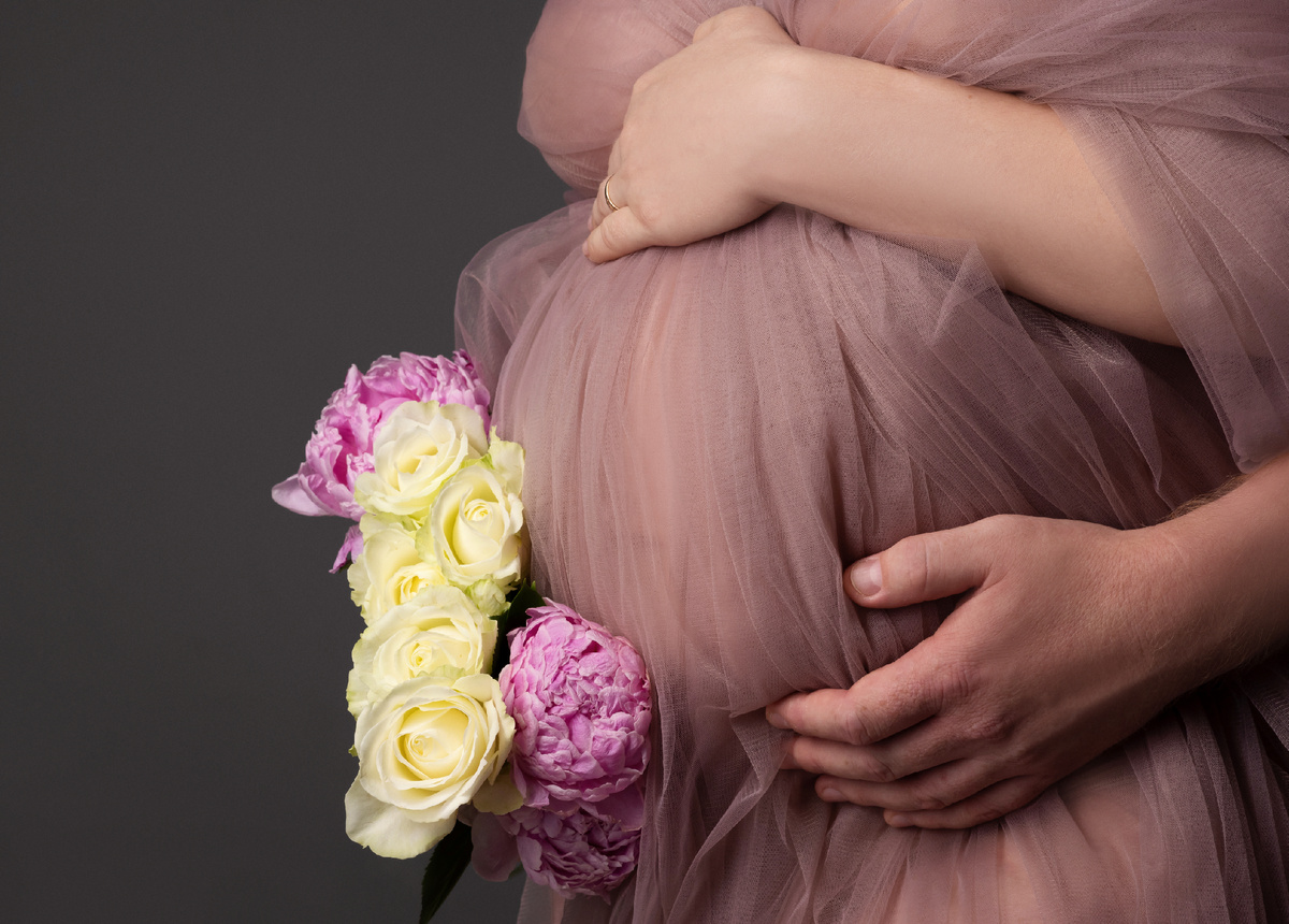 фотосессия беременности с мужем и цветами. Смотрится очень мило и нежно.