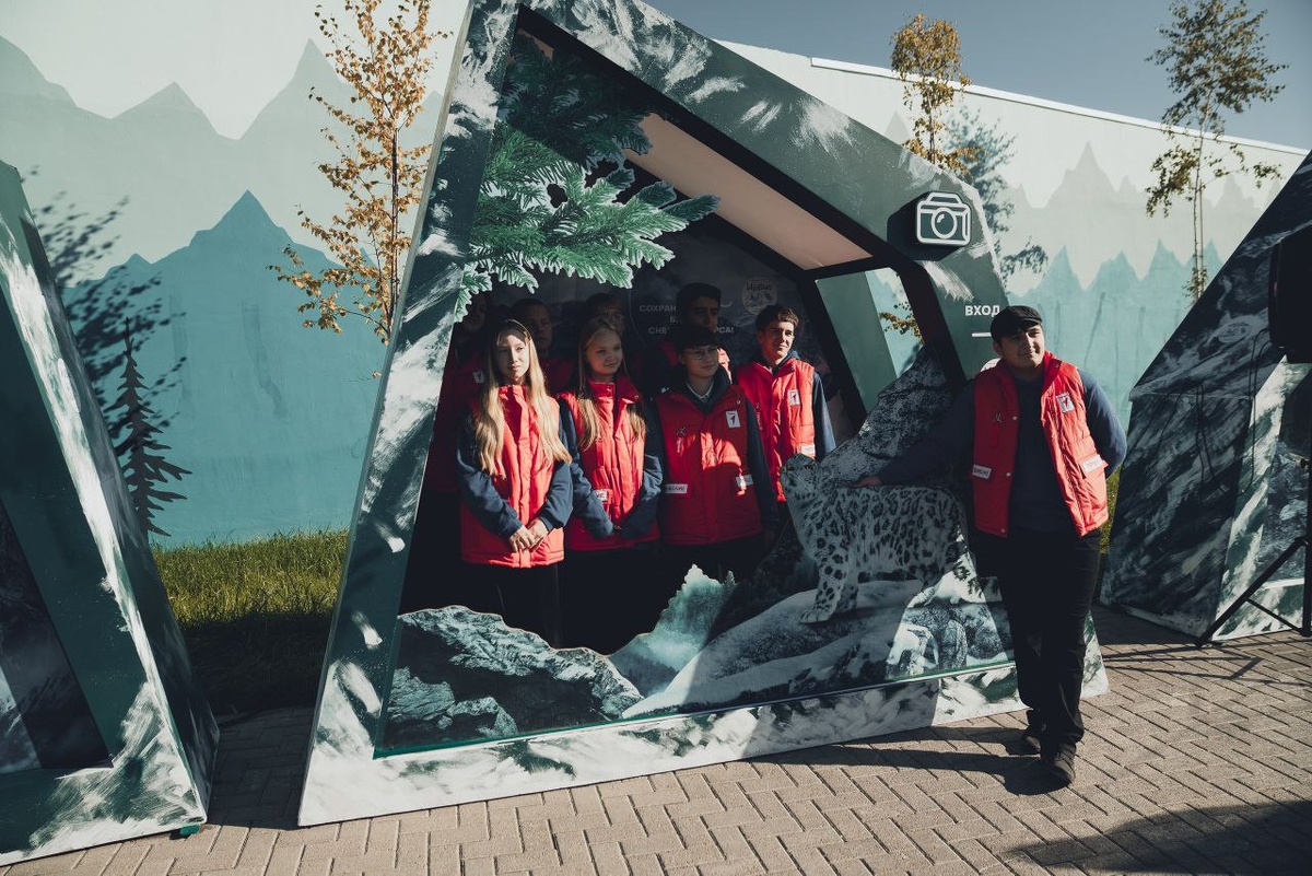 Стенды можно трогать, голос снежного барса услышать, а шерсть короля гор даже потрогать. Это новое слово в экопросвещении детей и взрослых. (с) Пермский зоопарк