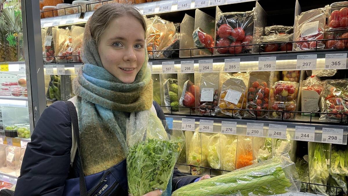    Покупатель Мария Кохан выбирает продукты в магазине здорового питания, учитывая то, что главное правило полноценного рациона — это его разнообразие / Фото: Наталья Шатохина / Вечерняя Москва