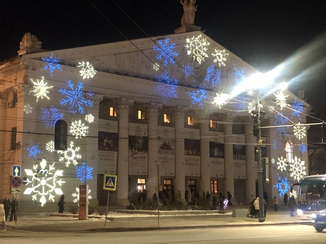 Освещение почти всё на театре отключено, в городе объявлена ракетная тревога.