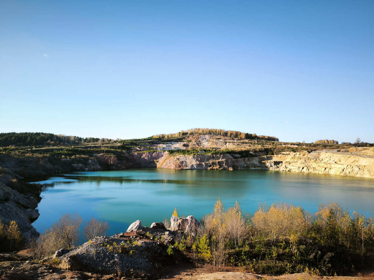 Вид на озеро с верхней дороги в сентябре 2025-го