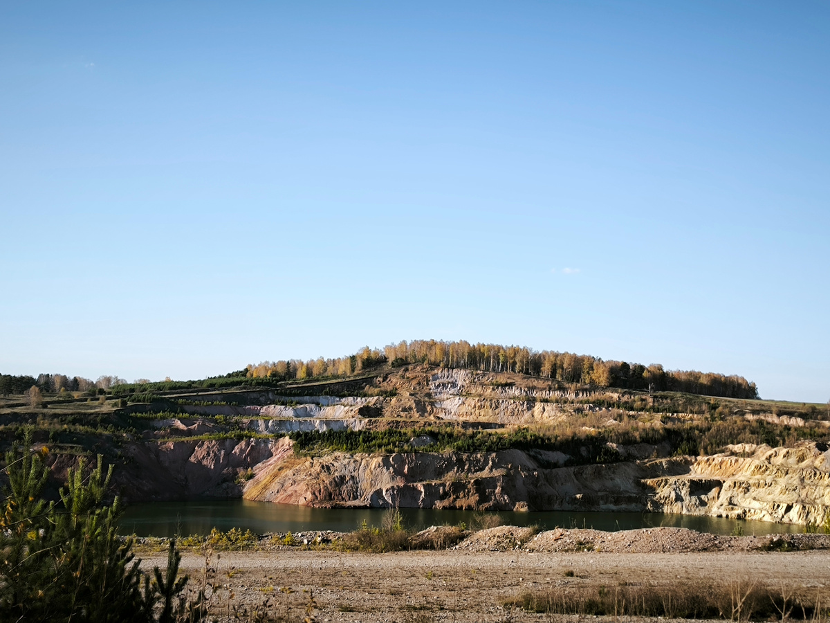 Где-то там на горе за карьером можно увидеть останцы, называемые Каменными воротами