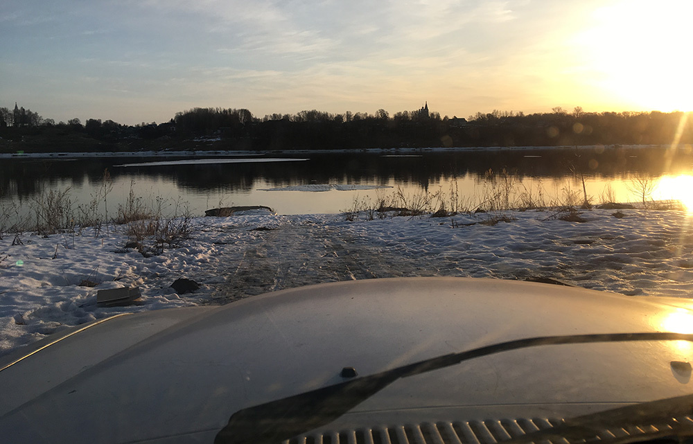 Вид из машины на верхнюю Волгу под Ярославлем